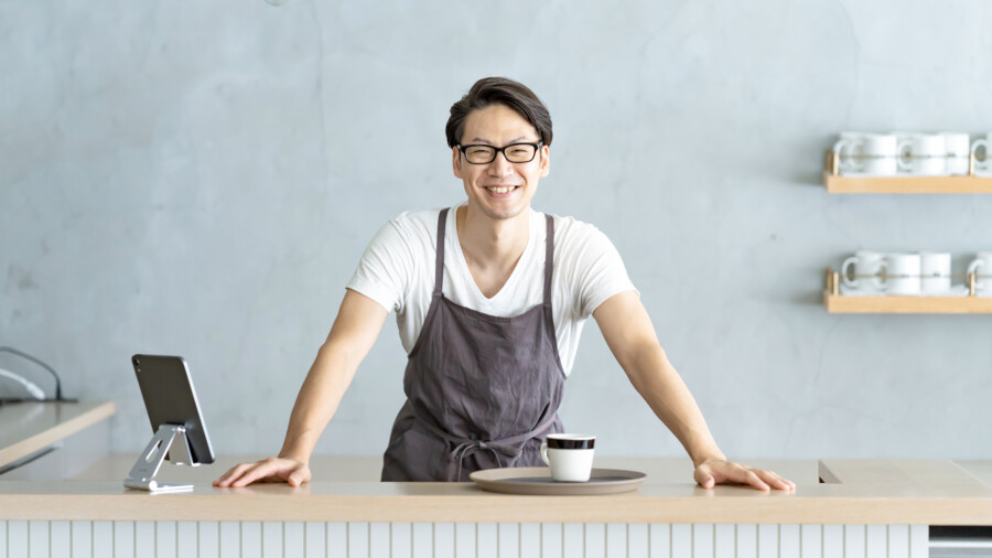 笑顔のカフェ店員男性