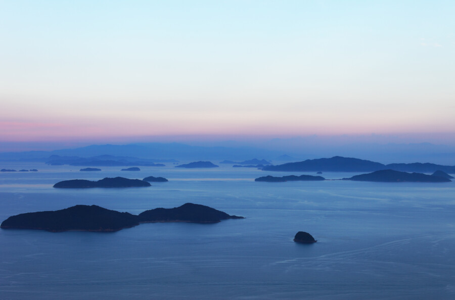 霞む瀬戸内海の島々