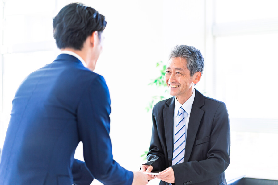 名刺交換をするビジネスマン