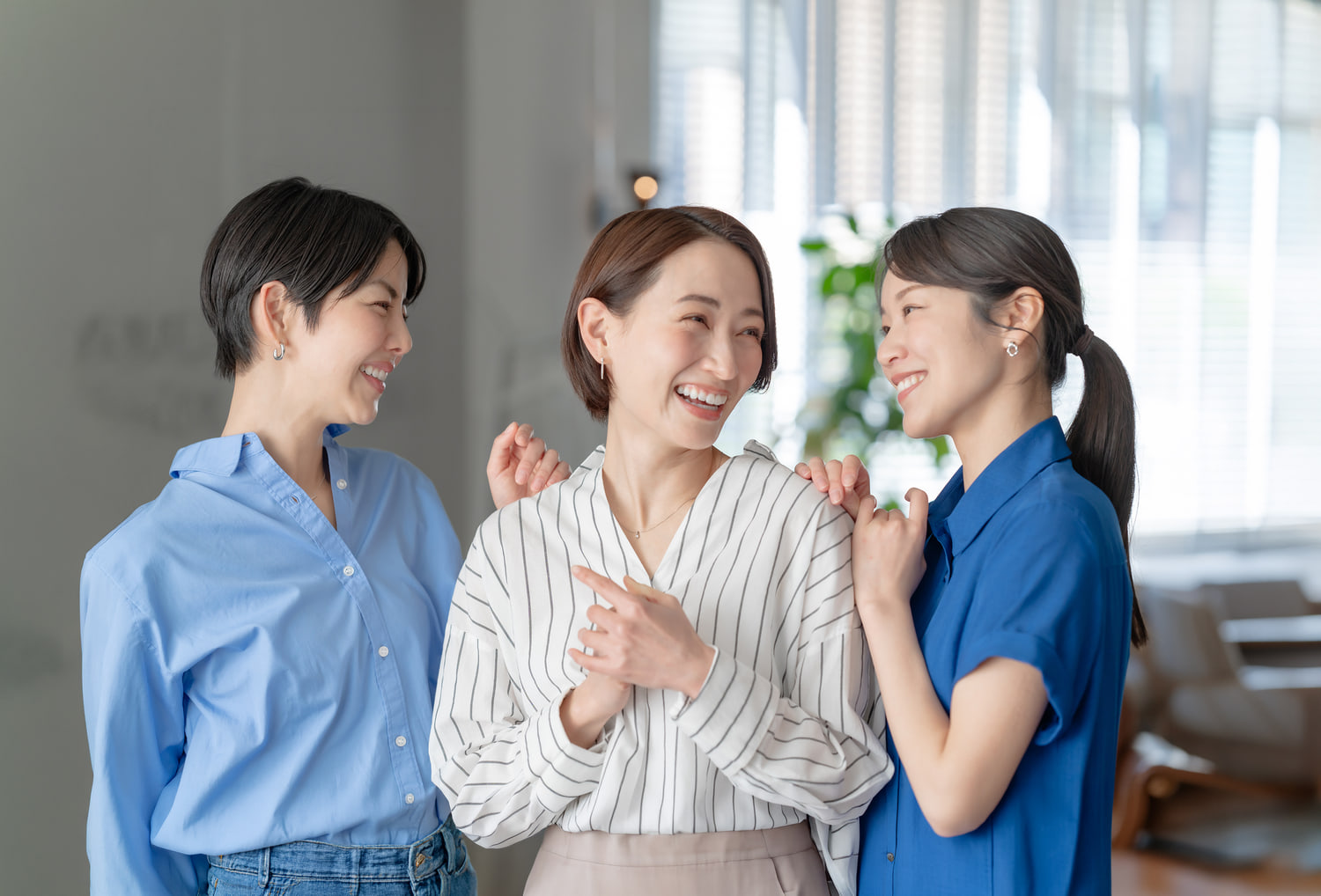 生成拡張で人物の周囲を広げた写真