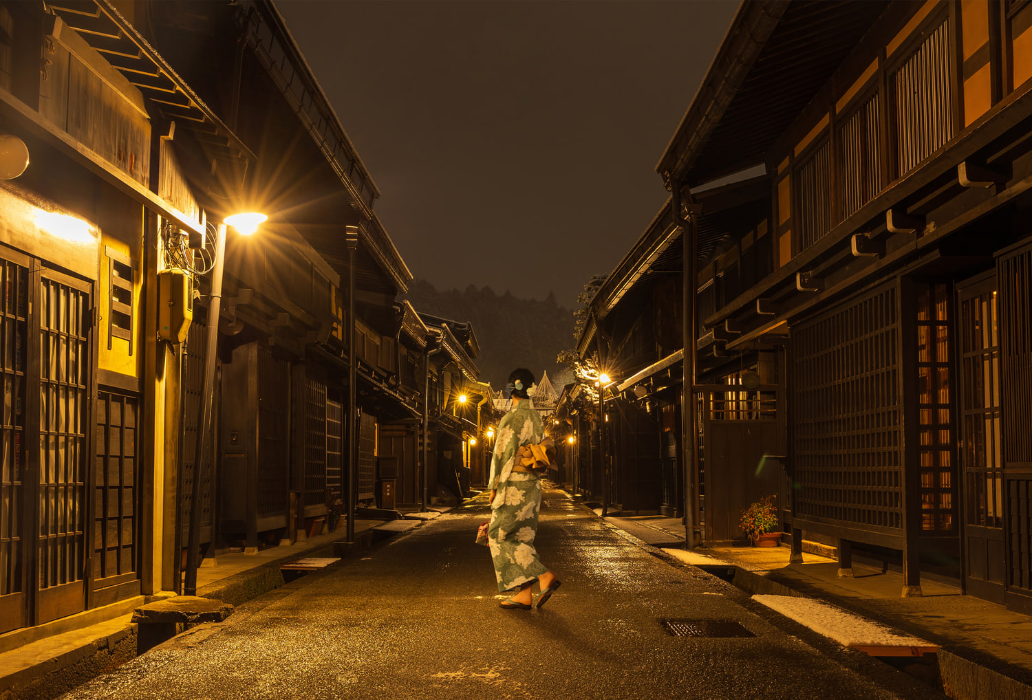 Photoshopの調和で夜の街並みに着物姿の人物をなじませた合成例