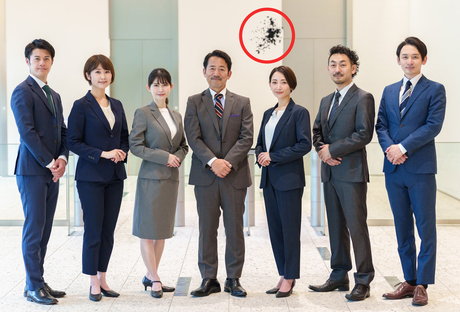 スポット修復ブラシで修正したい不要物の例：集合写真の上部にある汚れ