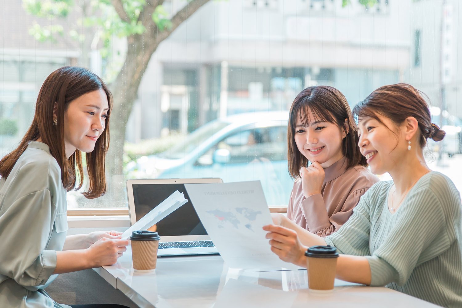 資料を突き合わせて確認する打ち合わせの様子