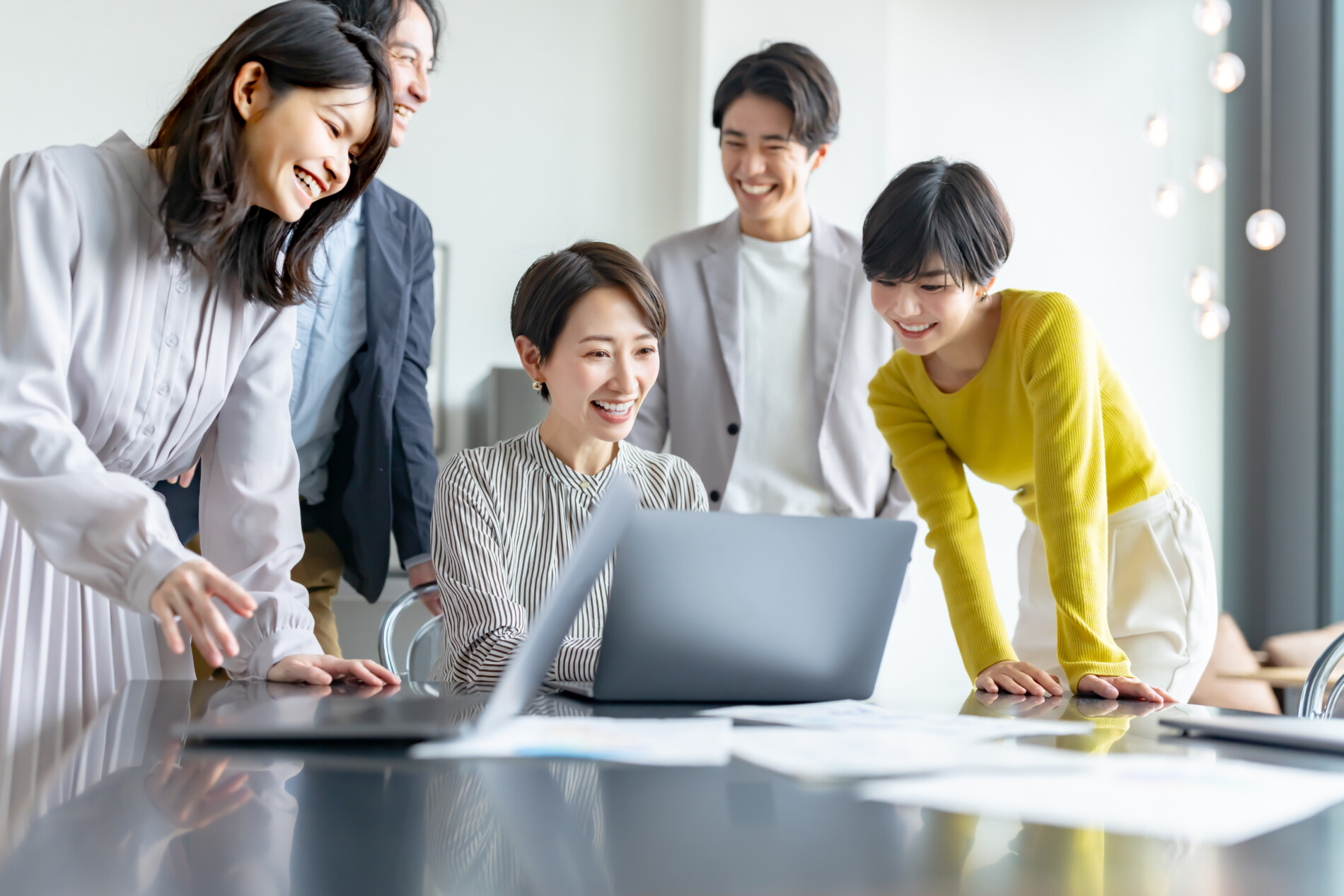 複数人でノートパソコンの画面を確認しながら相談する様子