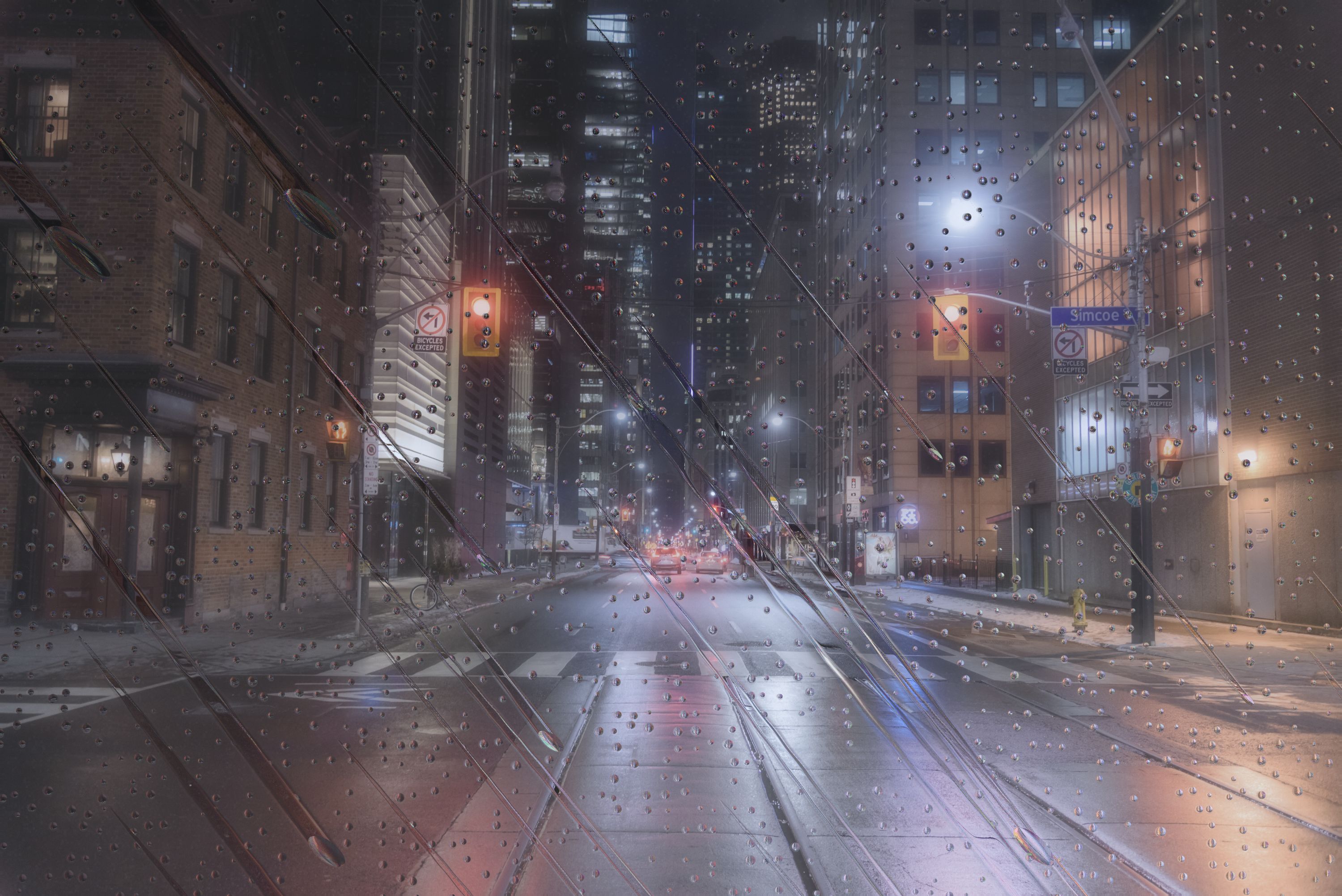 雨だれフィルターの適用例。夜のガラスを雨粒が伝い落ちている