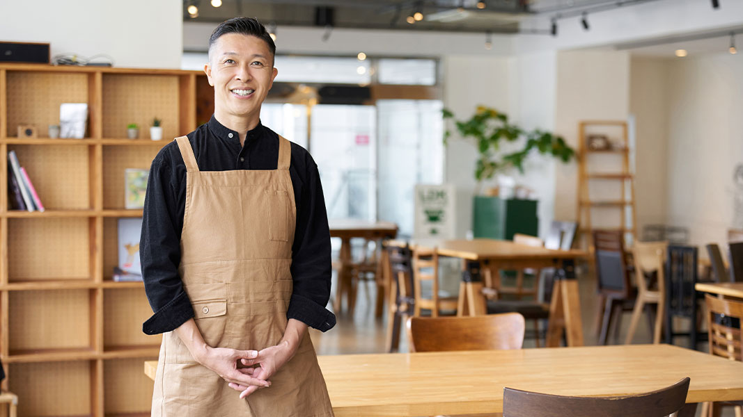 スタッフがメニューを編集する様子