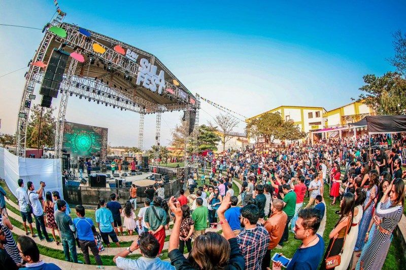 イベントの期待感を紙面に表現する、インドのフライヤー作例集