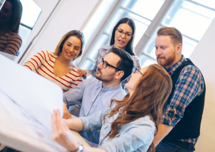 企業ロゴを考えるミーティング