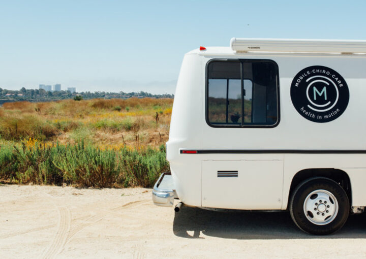 文字を印象的に用いたロゴデザイン