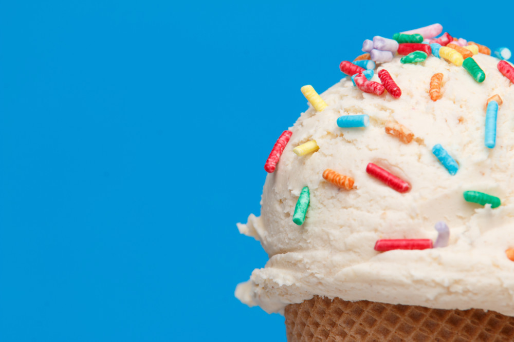 ひんやりアイスクリームのポップなロゴ作成例