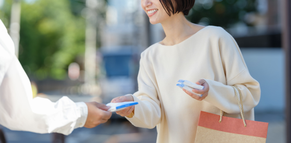 ビラ配りをする女性