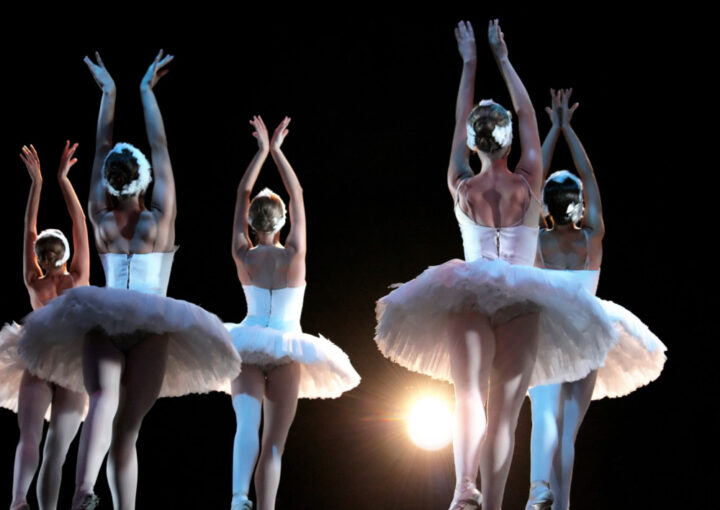 女性の美しさと強さをが際立ったコマーシャル動画について