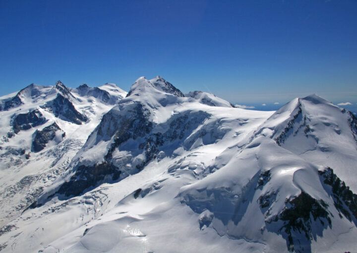 世界のすごい場所にある建築について