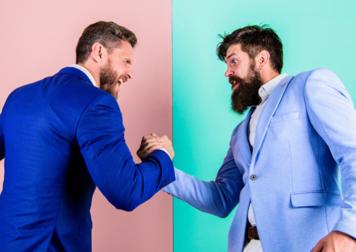 企業の対照的なコマーシャル動画作成例