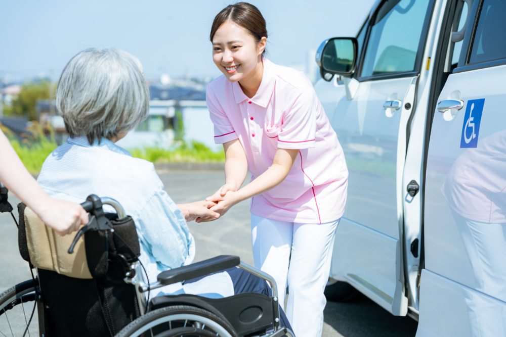 送迎する介護士