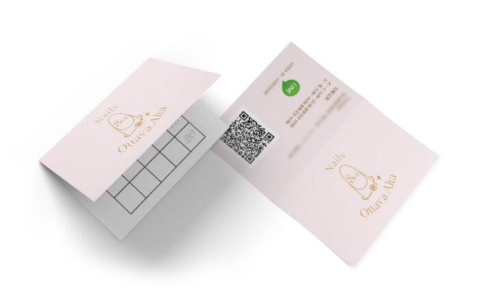 スタンプカード制作事例 – ネイルサロンの二つ折りのスタンプカードデザイン