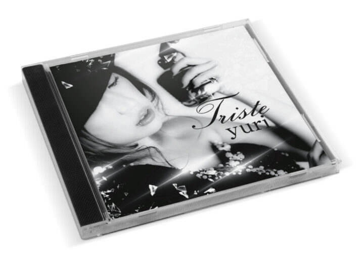 女性アーティストの退廃的なイメージのCDジャケットデザイン