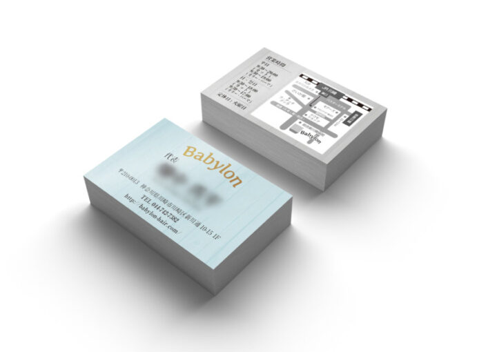 ブルーの木目が特徴的なヘアサロンの名刺デザイン