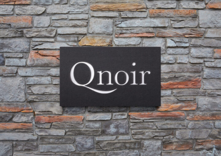 ヘアサロンの上品な印象のロゴデザイン