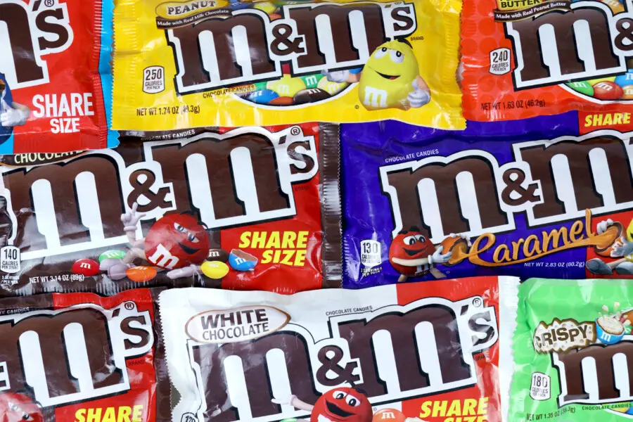 米M&M'sのロゴ・ブランドリニューアルで個性的なキャラクターたちがインクルーシブに進化 | ロゴニュース | デザイン作成依頼はASOBOAD