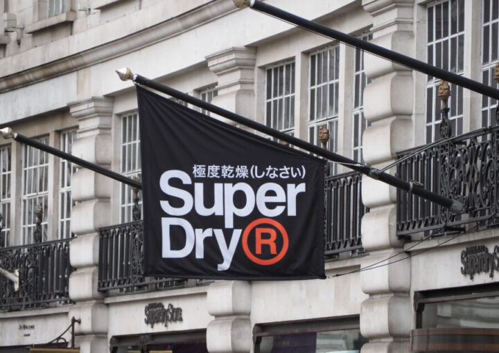 Superdryのブランドロゴ