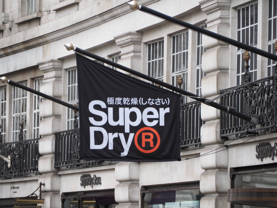 Superdryのブランドロゴ