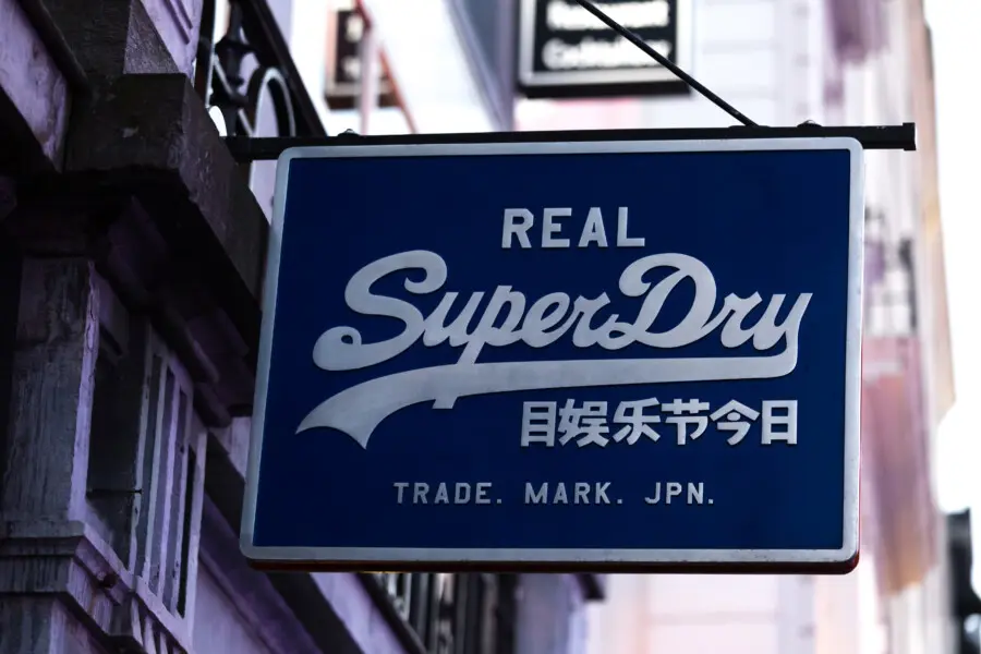 日本への旅行がきっかけでブランド決定！？Superdry「極度乾燥（しなさい）」の誕生秘話とデザイン | デザインコラム・ブログ |  デザイン作成依頼はASOBOAD