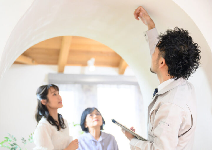 住宅のリフォームや点検を行う業者さん