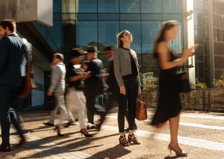 広告を眺める人