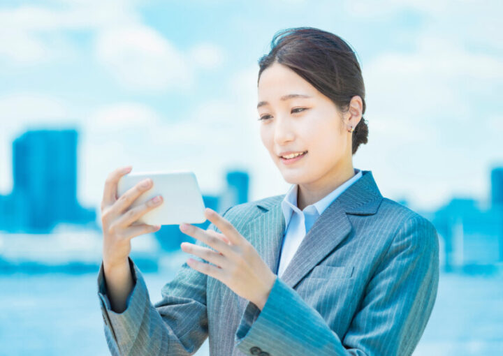 企業動画を見る会社員