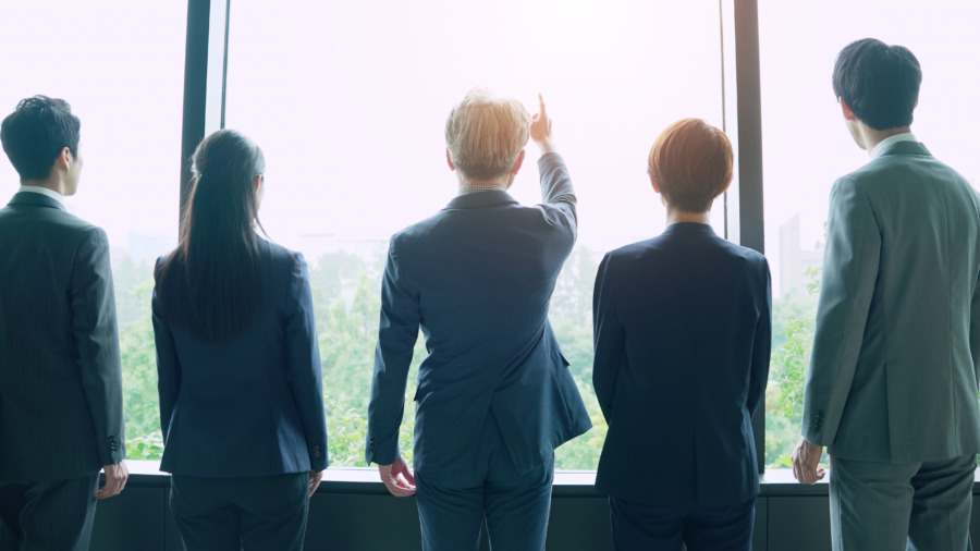 指さすビジネスパーソン