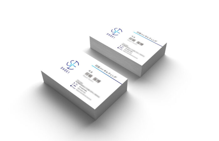 名刺制作事例 - 経営コンサルティング会社の青いアクセントが知的な名刺デザイン