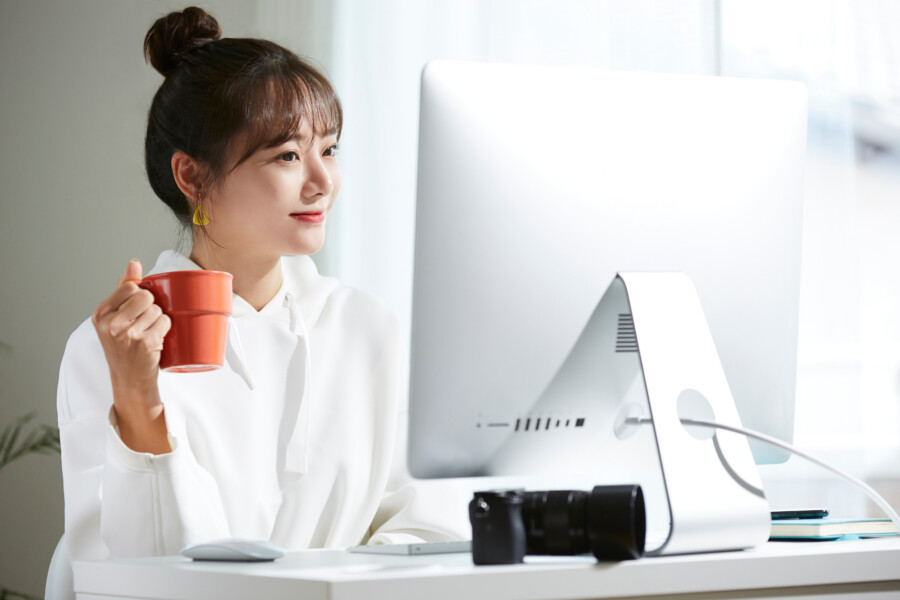 デザインの仕事をする若い女性