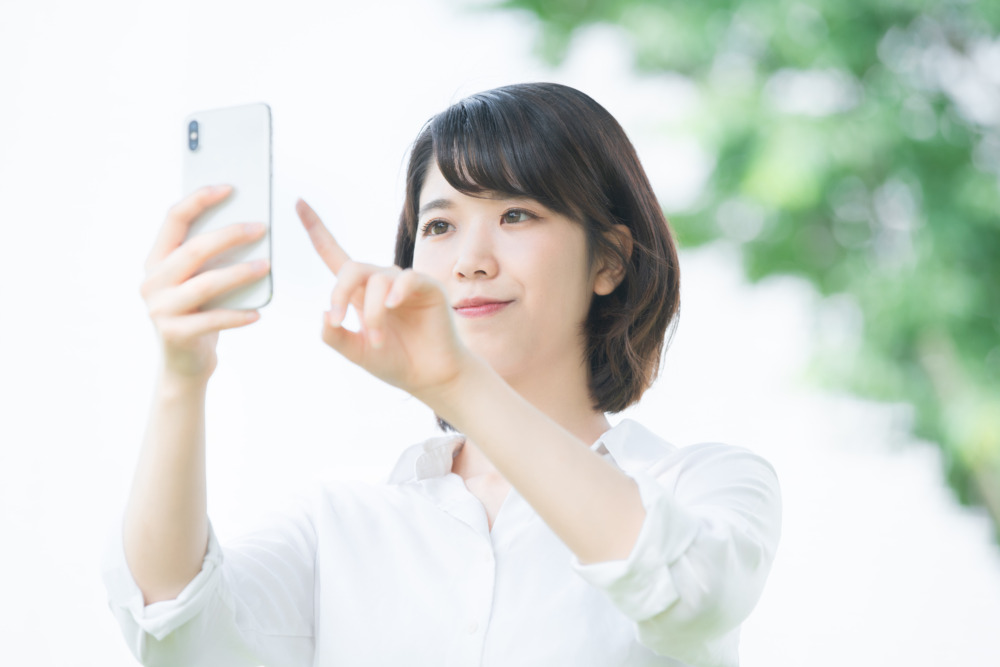 スマホを触る女性