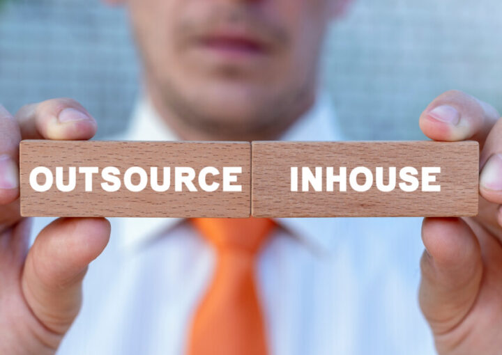 外注か社内か