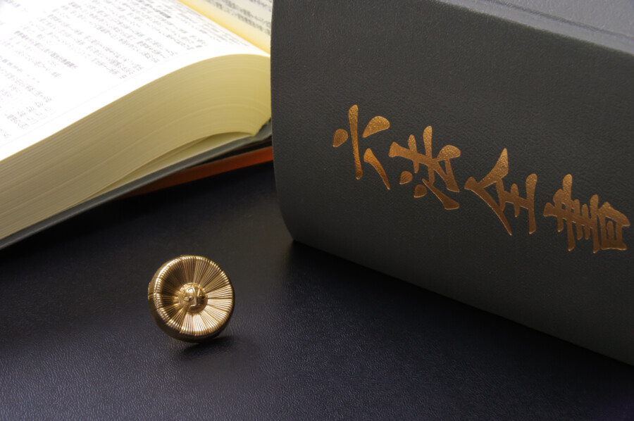 六法全書と弁護士バッチ