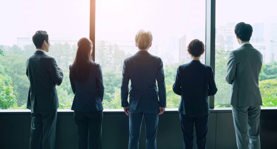 オフィスから外を眺めるビジネスグループ