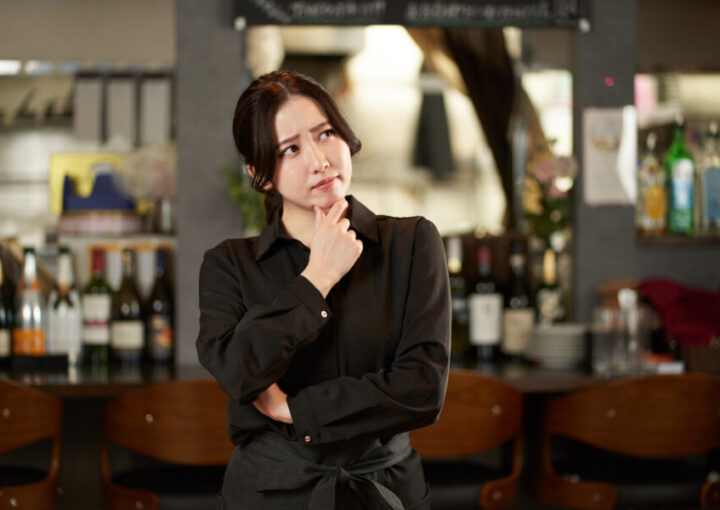 デザインに悩む女性