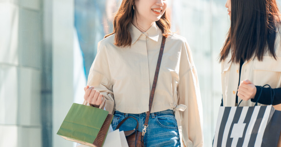 ショッピングを楽しむ人