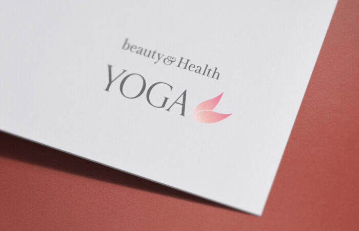 ロゴ制作事例 - ヨガスタジオの優美で真面目さを伝えるロゴデザイン