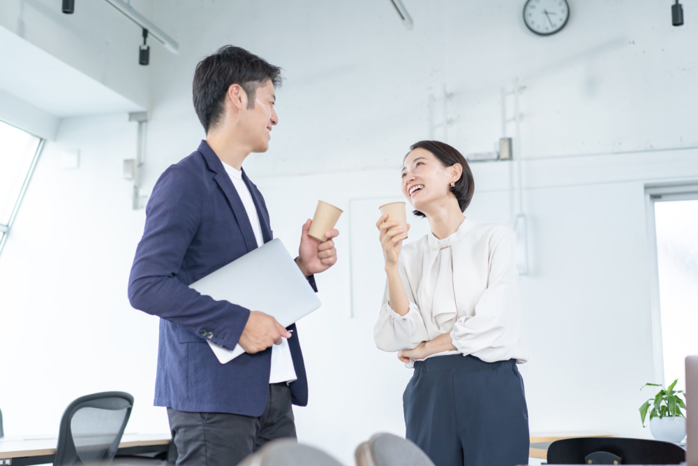 談笑する社員