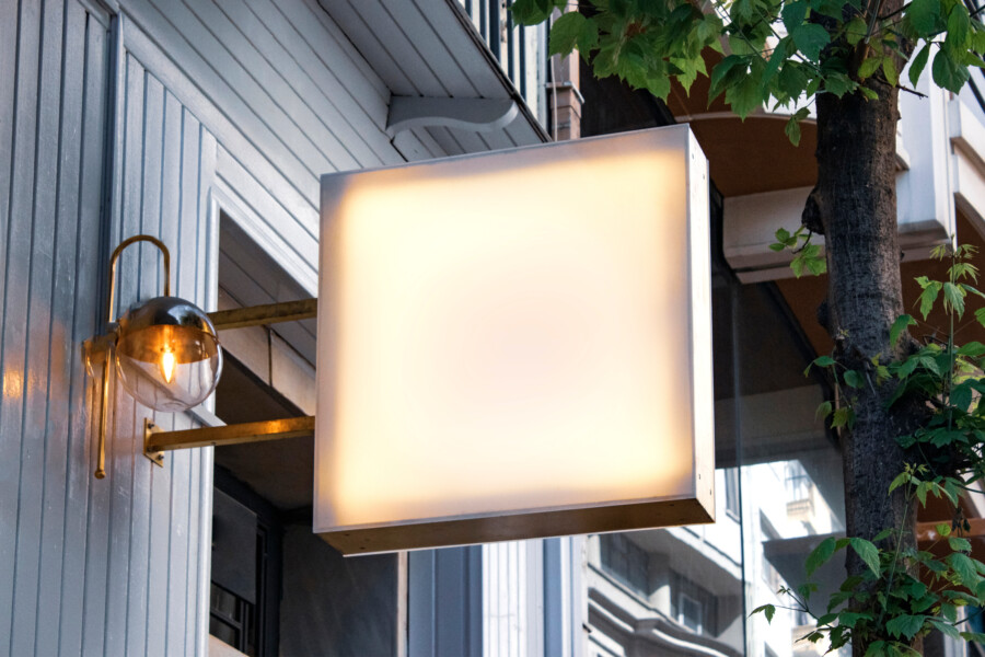 看板とロゴのバランス