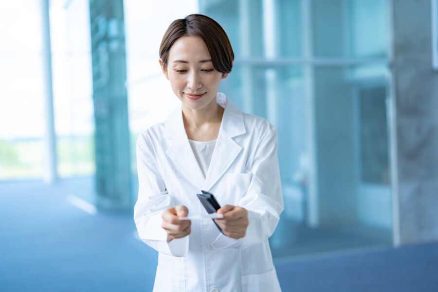 名刺交換をする