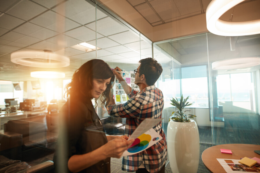 広告デザインを支える多様な職種〜感性と技術の世界