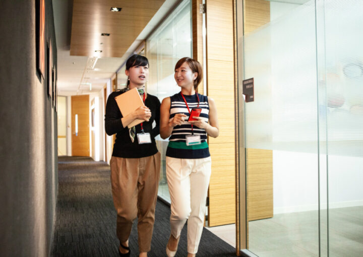 談笑しながら社内を歩く社員