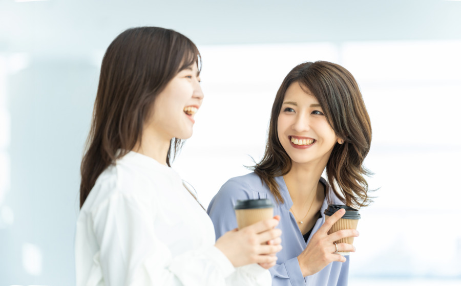 休憩する2人のビジネスウーマン