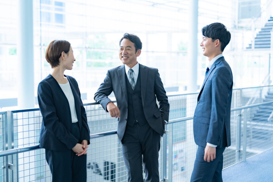 廊下で談笑するビジネスマン