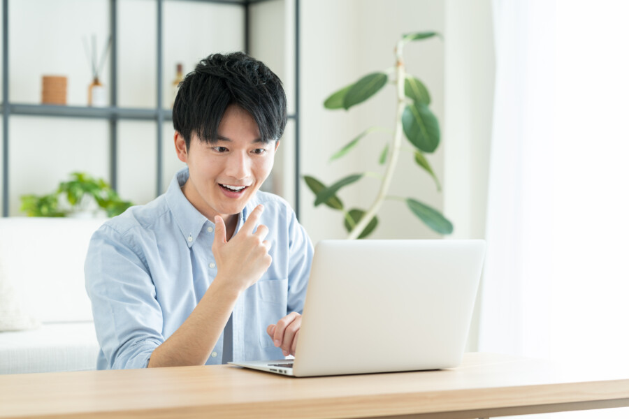 リビングでパソコンを使う若い男性