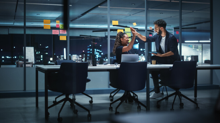 舞台裏を支える