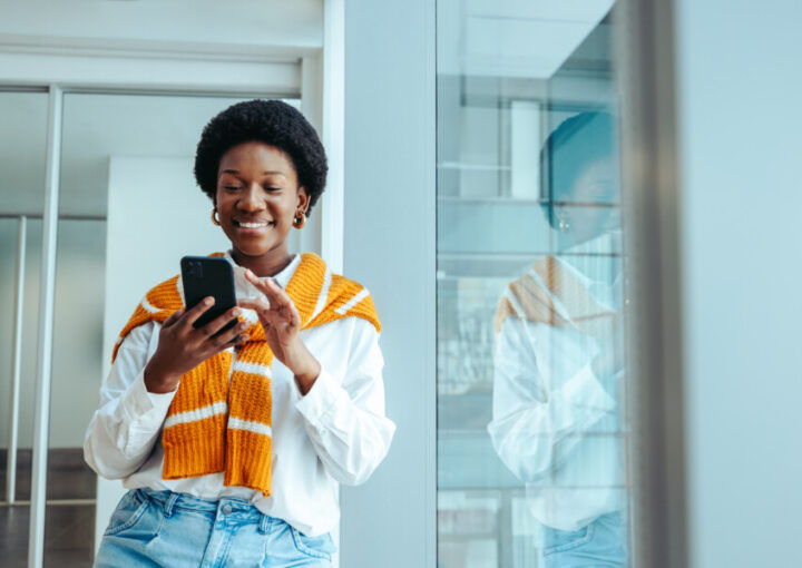 スマホを使うデザイナー